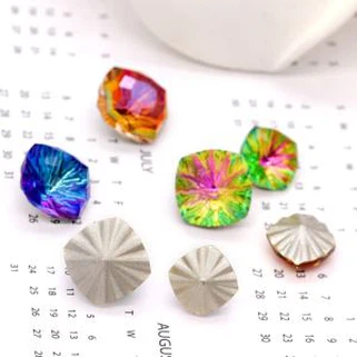 Strasuri ascuțite la spate